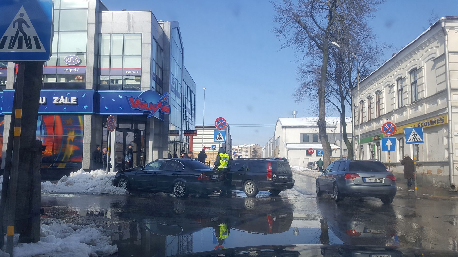 Фотофакт: машина чуть не въехала в казино (дополнено)