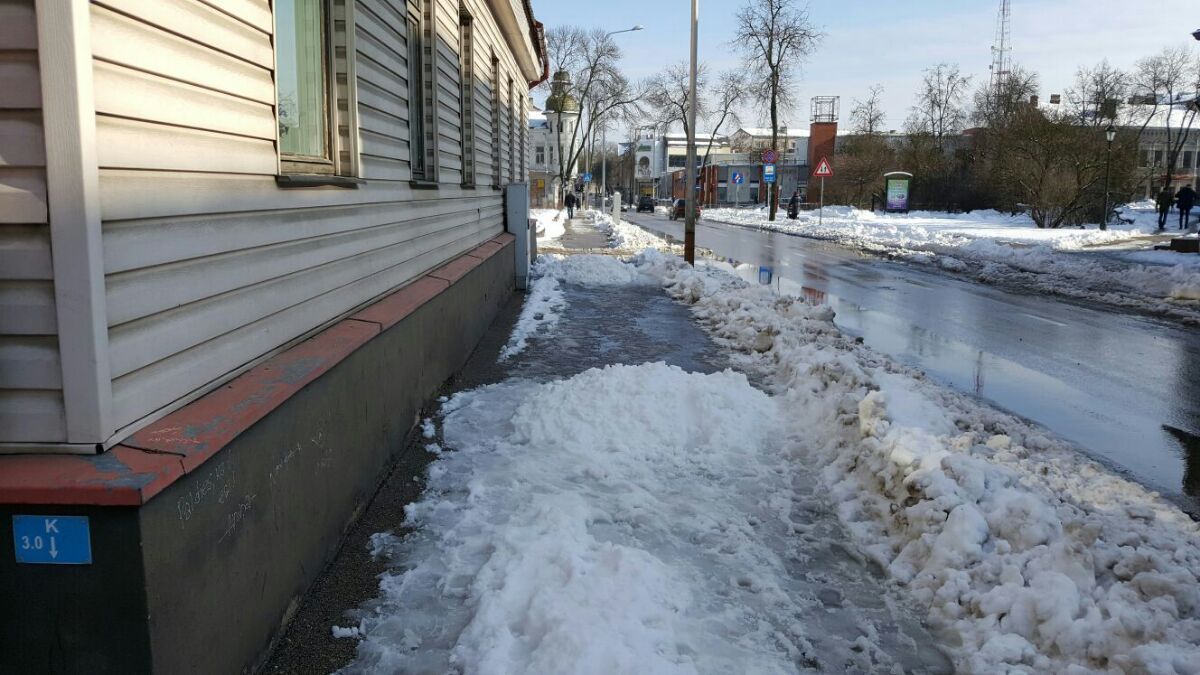 Снег с крыш заваливает тротуары