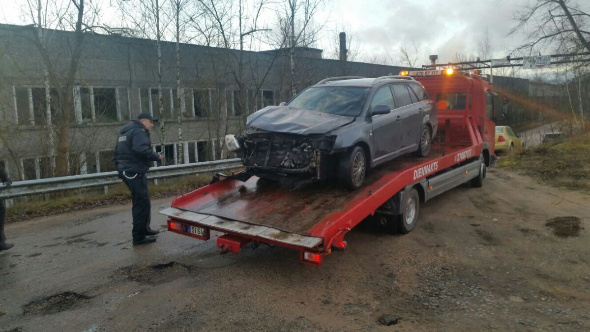 На переезде машина попала под поезд