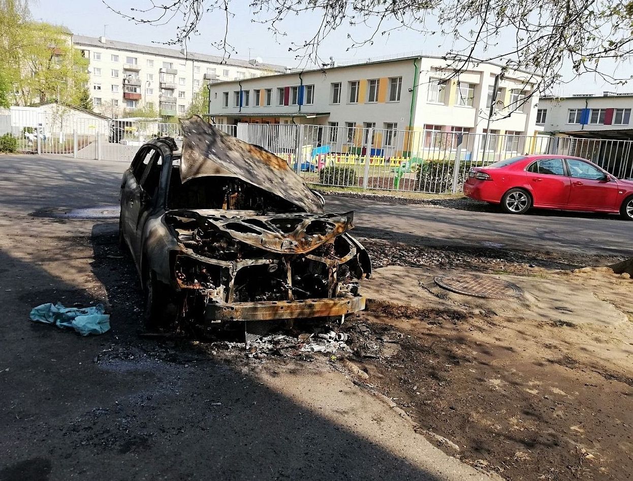 В Даугавпилсе продолжают гореть машины