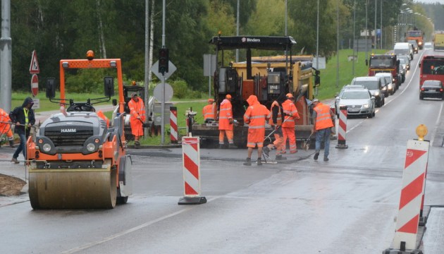 Пробки в Стропах: автоводителей просят потерпеть