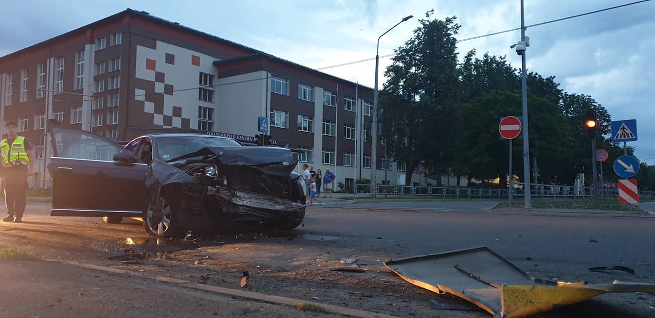 В результате столкновения автобус получил серьезные повреждения (ВИДЕО)