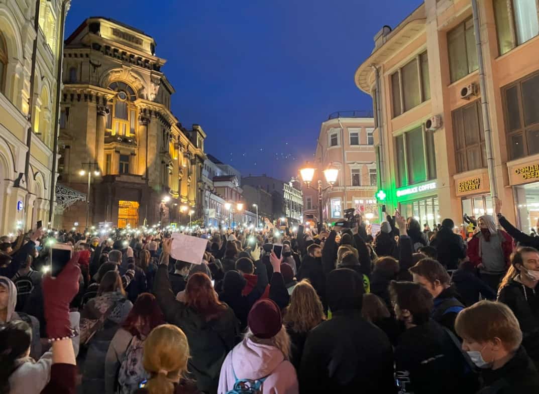 Россия протестует: на акцию в поддержку Навального вышли тысячи человек  (ВИДЕО)