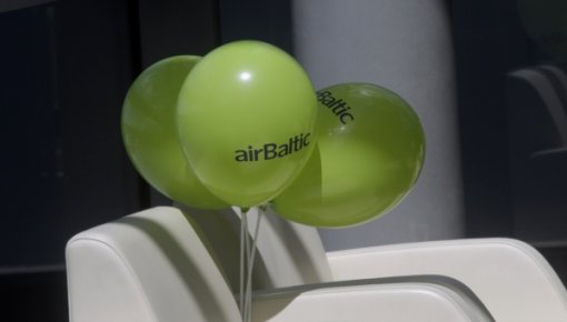    airBaltic 80  