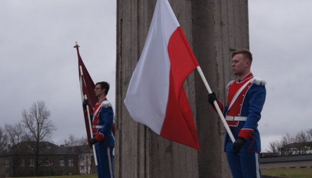 Neatkar&#299;g&#257; izpilda himnu:     !