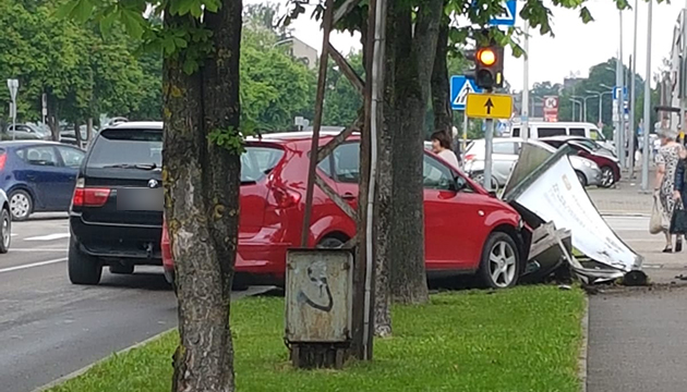 Около т. Авария в Даугавпилсе на ул Гродняс 14 июля. Фотофакт: пожар на улице Гродняс. Авария около парикмахерской лайм БМВ красный.