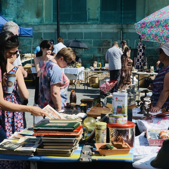 Блошиный рынок в Москве. Барахолка антиквариата Онлайн