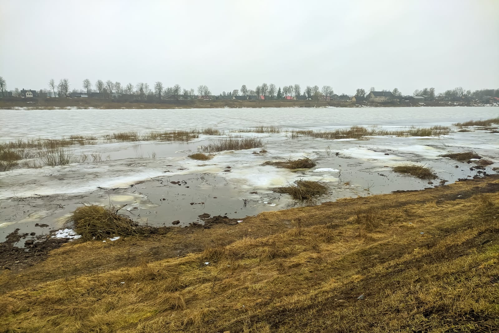 Вода в реке белая поднялась