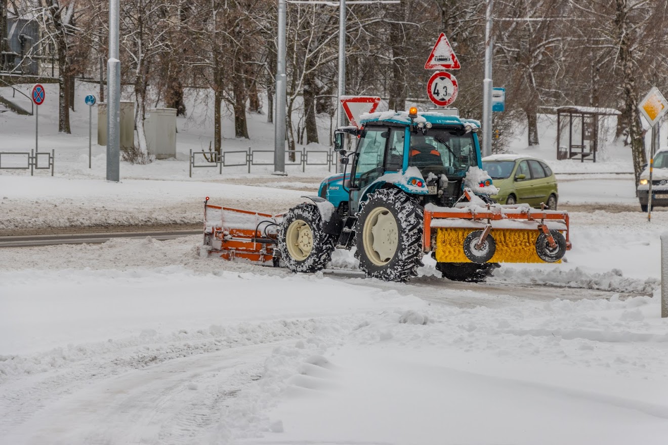 Городские улицы и дороги продолжают чистить в усиленном режиме