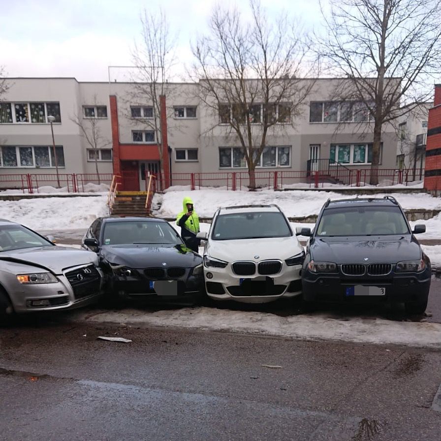 Авария в Первомайке: три поврежденные BMW и сбитый козырек подъезда  (ДОПОЛНЕНО)