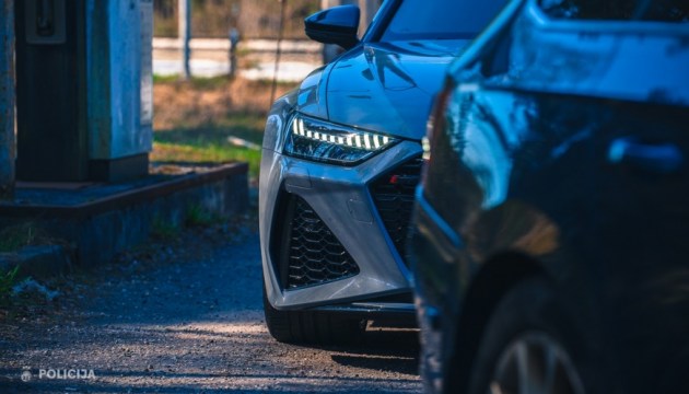      Lamborghini, Mercedes G500, BMW M8