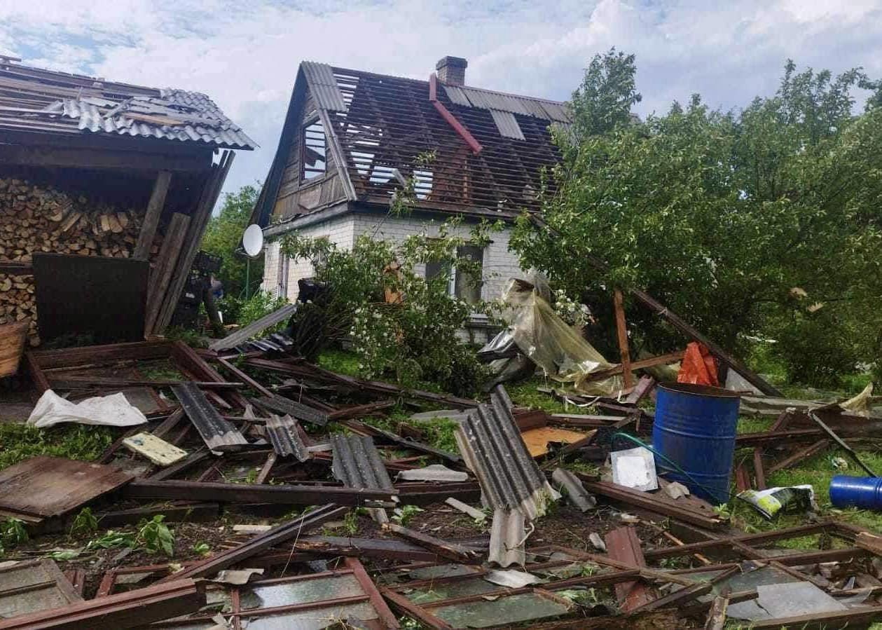 Ураган снес крышу дома в Аугшдаугавском крае. Пострадавшей семье нужна  помощь