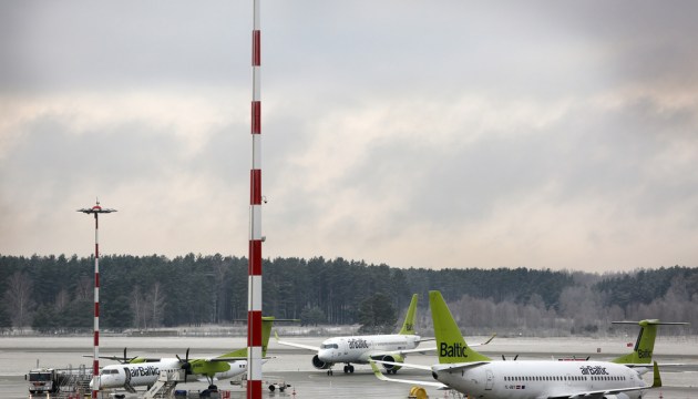 airBaltic     200 